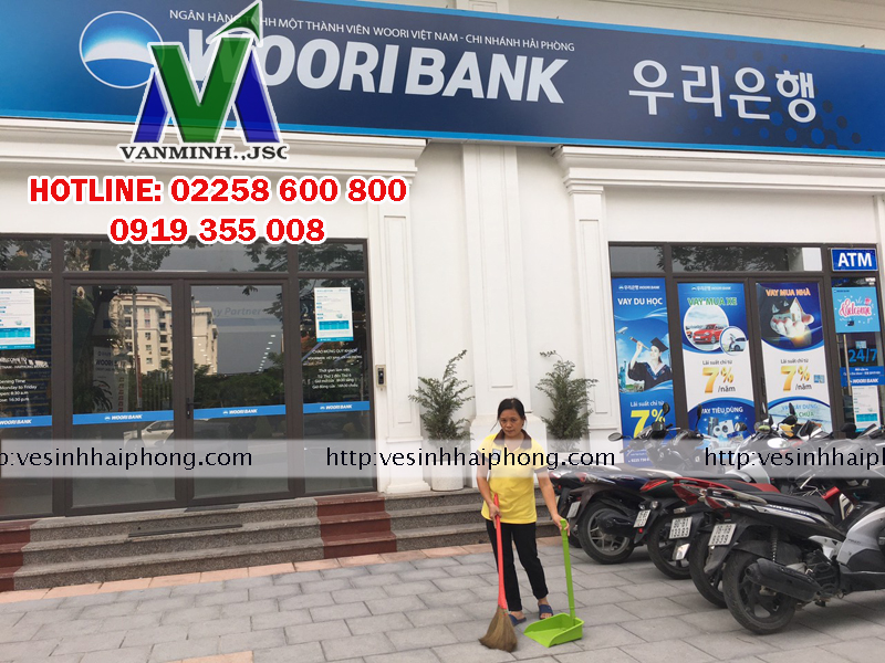 Nhân viên Văn Minh làm việc tại Ngân hàng Wooribank 